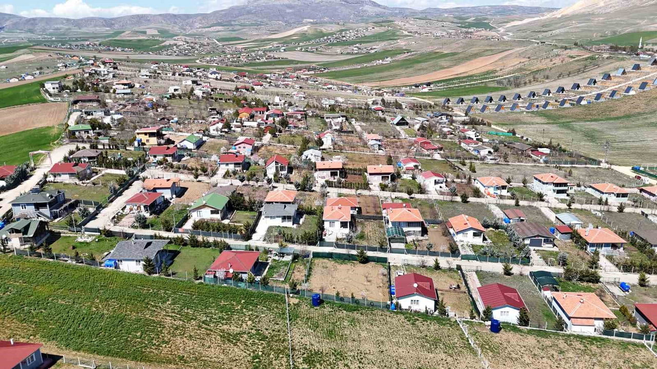 ANKARA'DA YAŞAYAN HOBİ BAHÇESİ SAHİBİ BEKİR ARAÇ, YENİ YÖNETMELİK KAPSAMINDA BAHÇESİNİN...