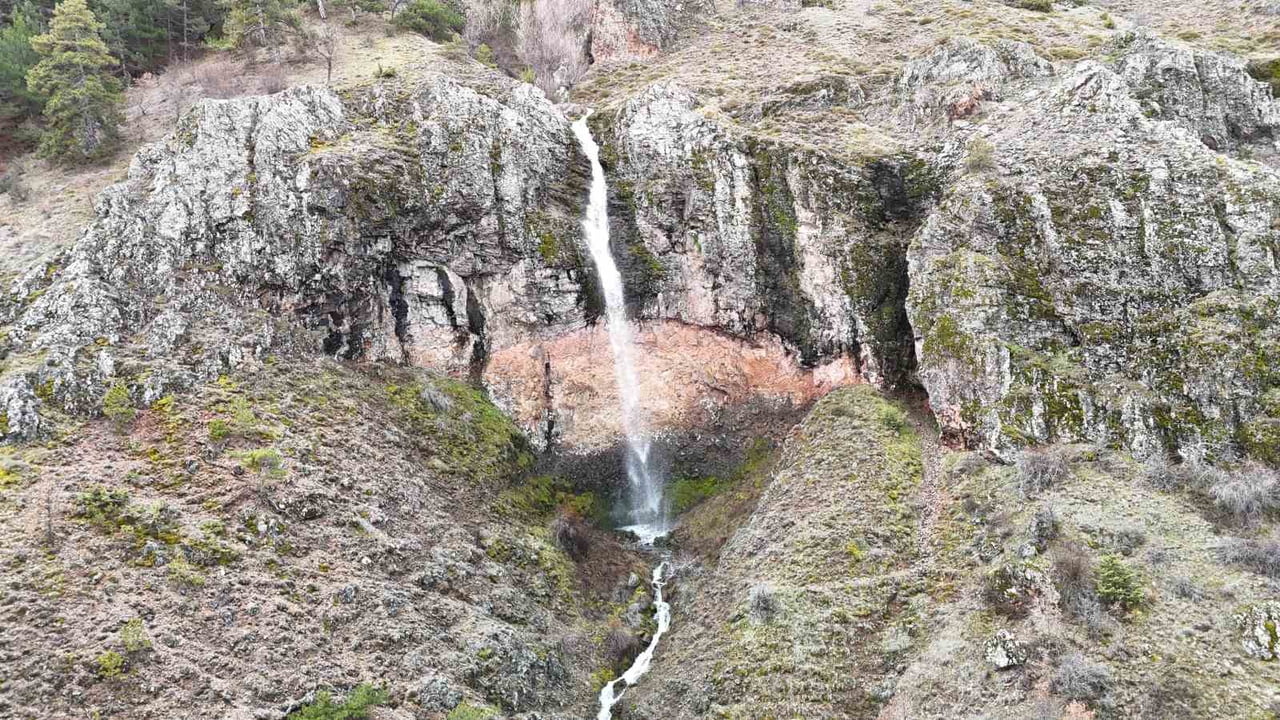 ANKARA'NIN KIZILCAHAMAM İLÇESİNE BAĞLI KURUMCU KÖYÜ'NDE YER ALAN KURUMCU ŞELALESİ VE GÖLÜ, EŞSİZ...