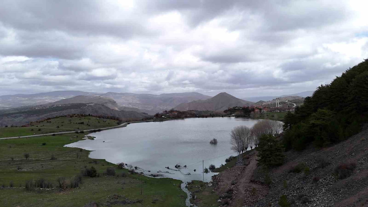 ANKARA'NIN KIZILCAHAMAM İLÇESİNE BAĞLI KURUMCU KÖYÜ'NDE YER ALAN KURUMCU ŞELALESİ VE GÖLÜ, EŞSİZ...