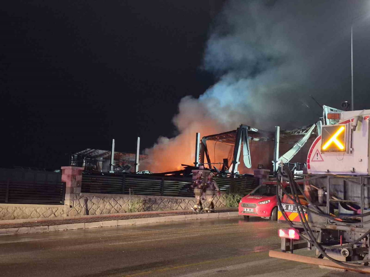 ANKARA'NIN SİNCAN İLÇESİNDE BİR İLAÇ FABRİKASINDA ÇIKAN YANGIN İTFAİYE EKİPLERİ TARAFINDAN...