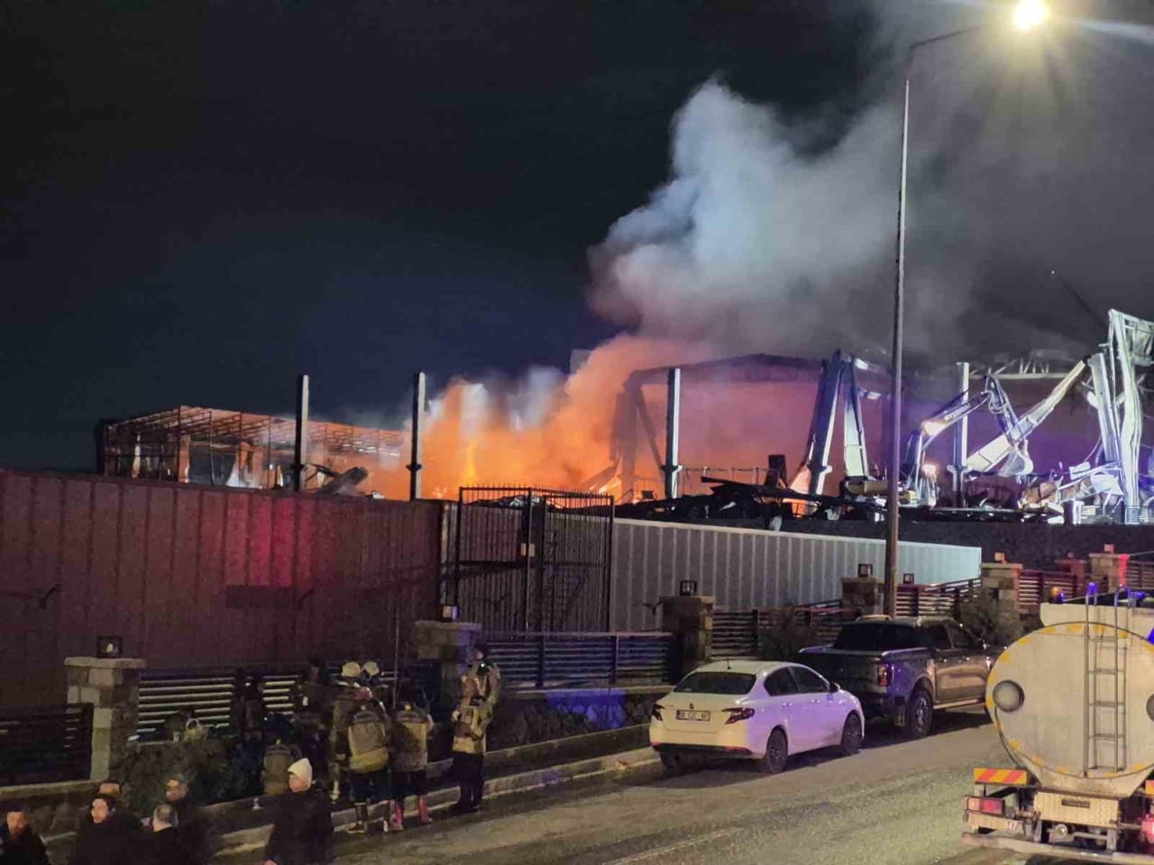 ANKARA'NIN SİNCAN İLÇESİNDE BİR İLAÇ FABRİKASINDA ÇIKAN YANGIN İTFAİYE EKİPLERİ TARAFINDAN...