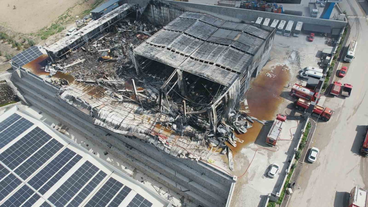 ANKARA'NIN SİNCAN İLÇESİNDE BULUNAN BİR İLAÇ FABRİKASINDA DÜN GECE YANGIN ÇIKTI. YANGIN SONRASI...