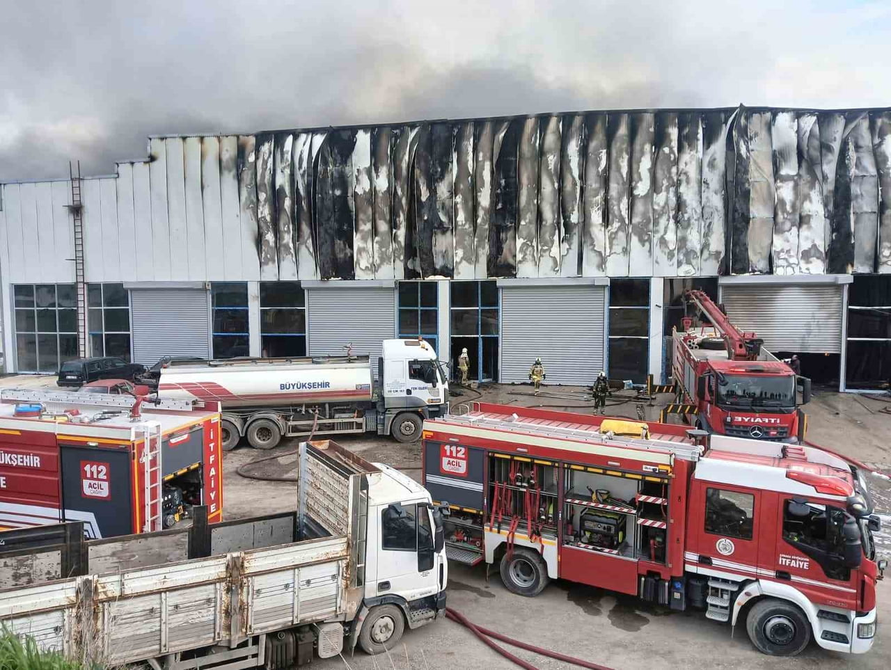 ANKARA'NIN YENİMAHALLE İLÇESİNDE YER ALAN MOBİLYA DEPOSU YANGINI İTFAİYE EKİPLERİNİN MÜDAHALESİYLE...