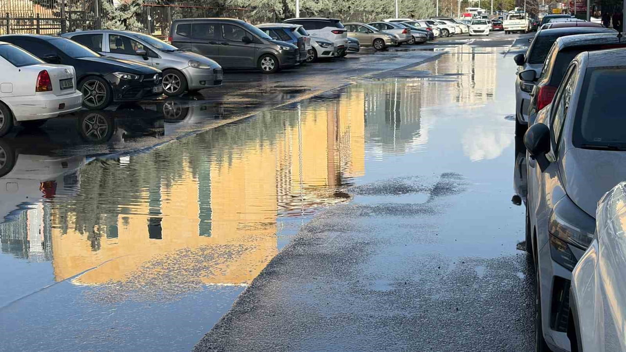 ANKARA’DA BUGÜN ETKİLİ OLAN SAĞANAK YAĞIŞ, ŞEHRİN BİRÇOK NOKTASINI GÖLE ÇEVİRDİ. CADDELER VE...
