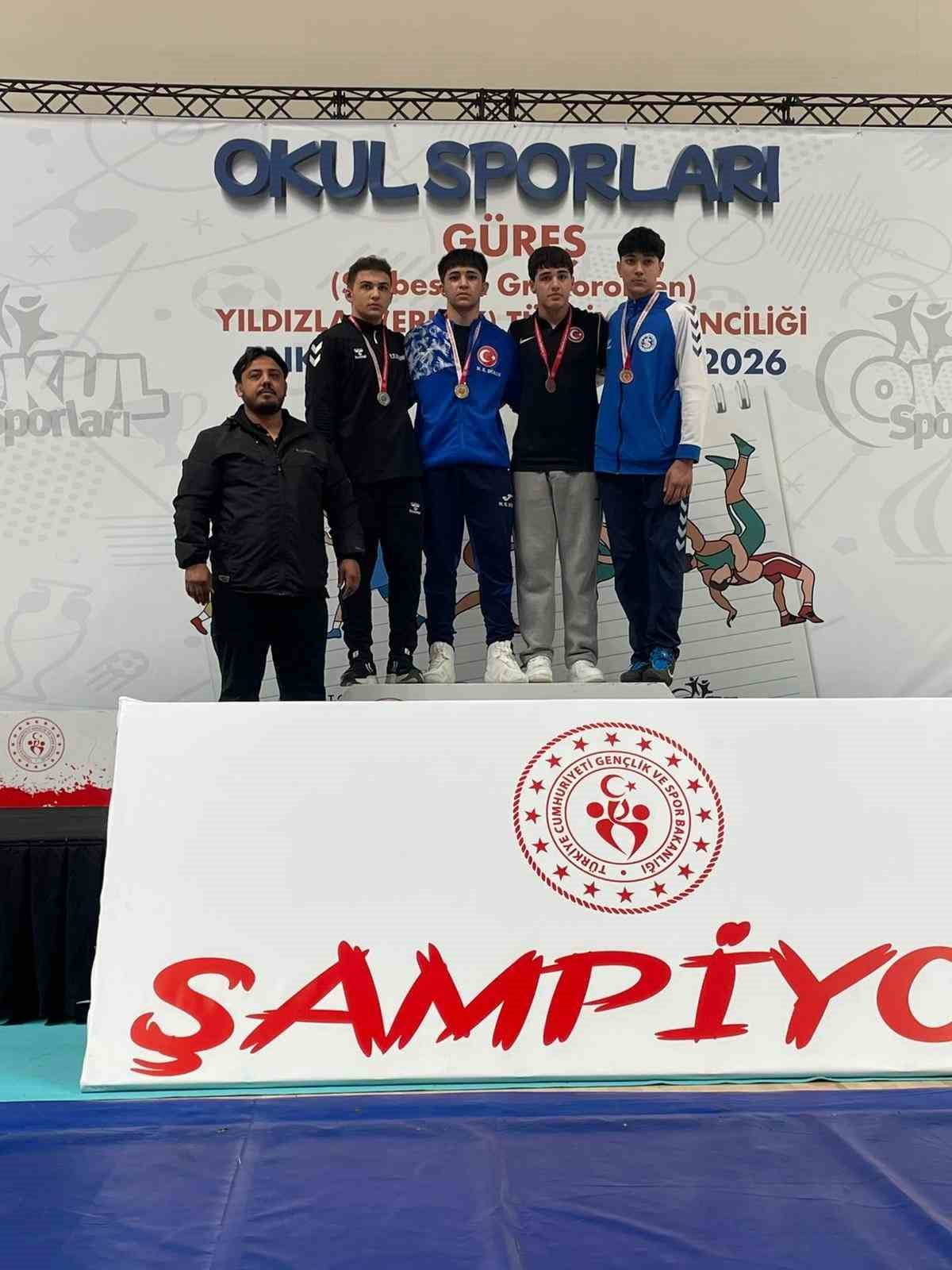 ANKARA’DA DÜZENLENEN OKUL SPORLARI YILDIZLAR GÜREŞ ŞAMPİYONASINDA KAYSERİ TAKIMI GREKO-ROMEN...