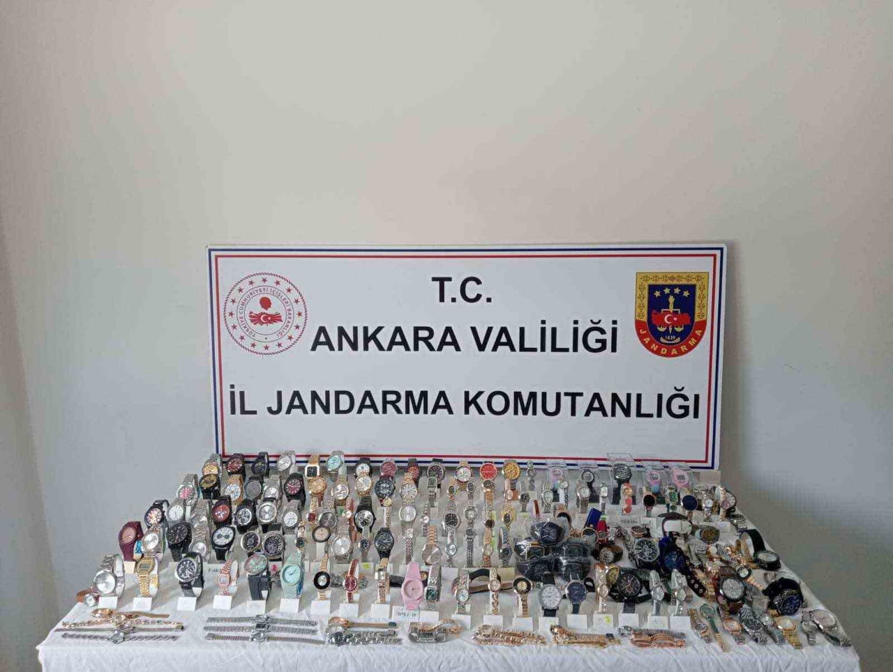 ANKARA’DA DÜZENLENEN OPERASYONDA, PİYASA DEĞERİ YAKLAŞIK 3 MİLYON 200 BİN LİRA OLAN KAÇAK SAAT ELE...