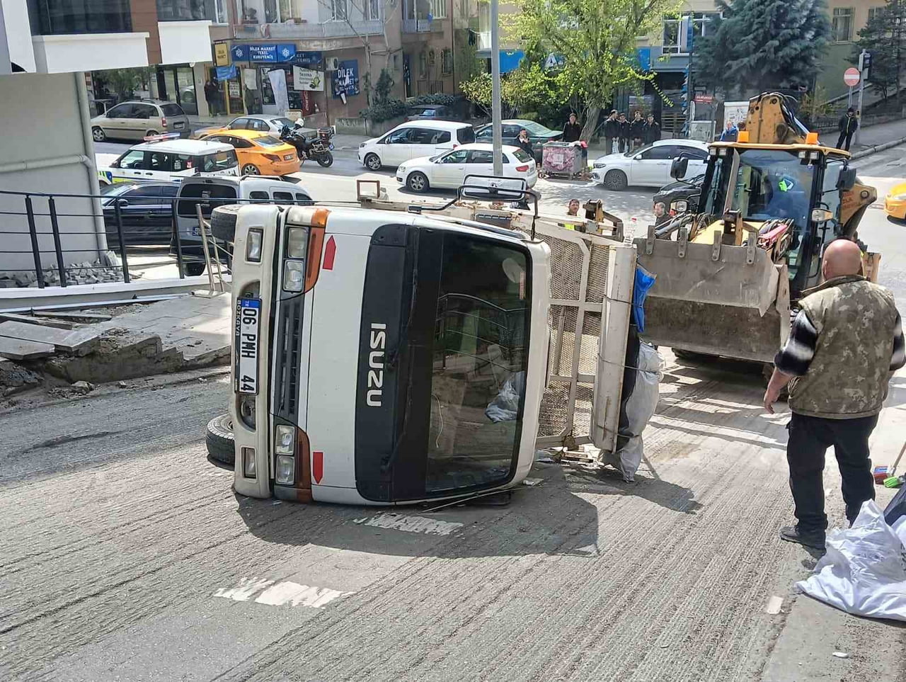 ANKARA’DA HAFRİYAT YÜKLÜ KAMYONETİNİ YOKUŞTA İLERLETEMEYEN SÜRÜCÜ, GERİYE SAVRULAN KAMYONETİNİ...