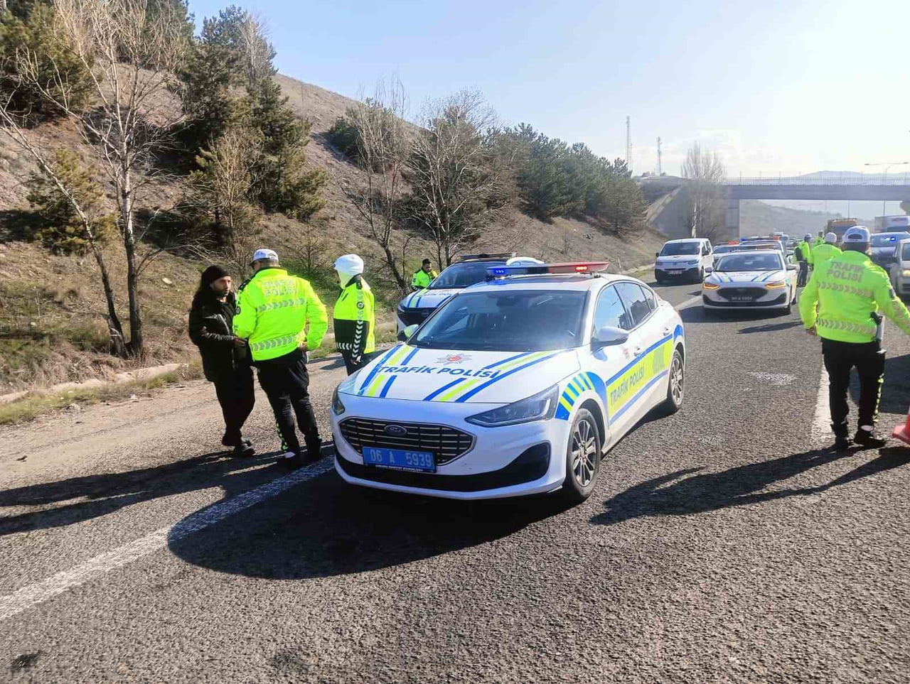 ANKARA’DA KUZEY ÇEVRE YOLU'NDA İKİ ARACIN BİRBİRİNE GİRDİĞİ TRAFİK KAZASINDA 5 KİŞİ...