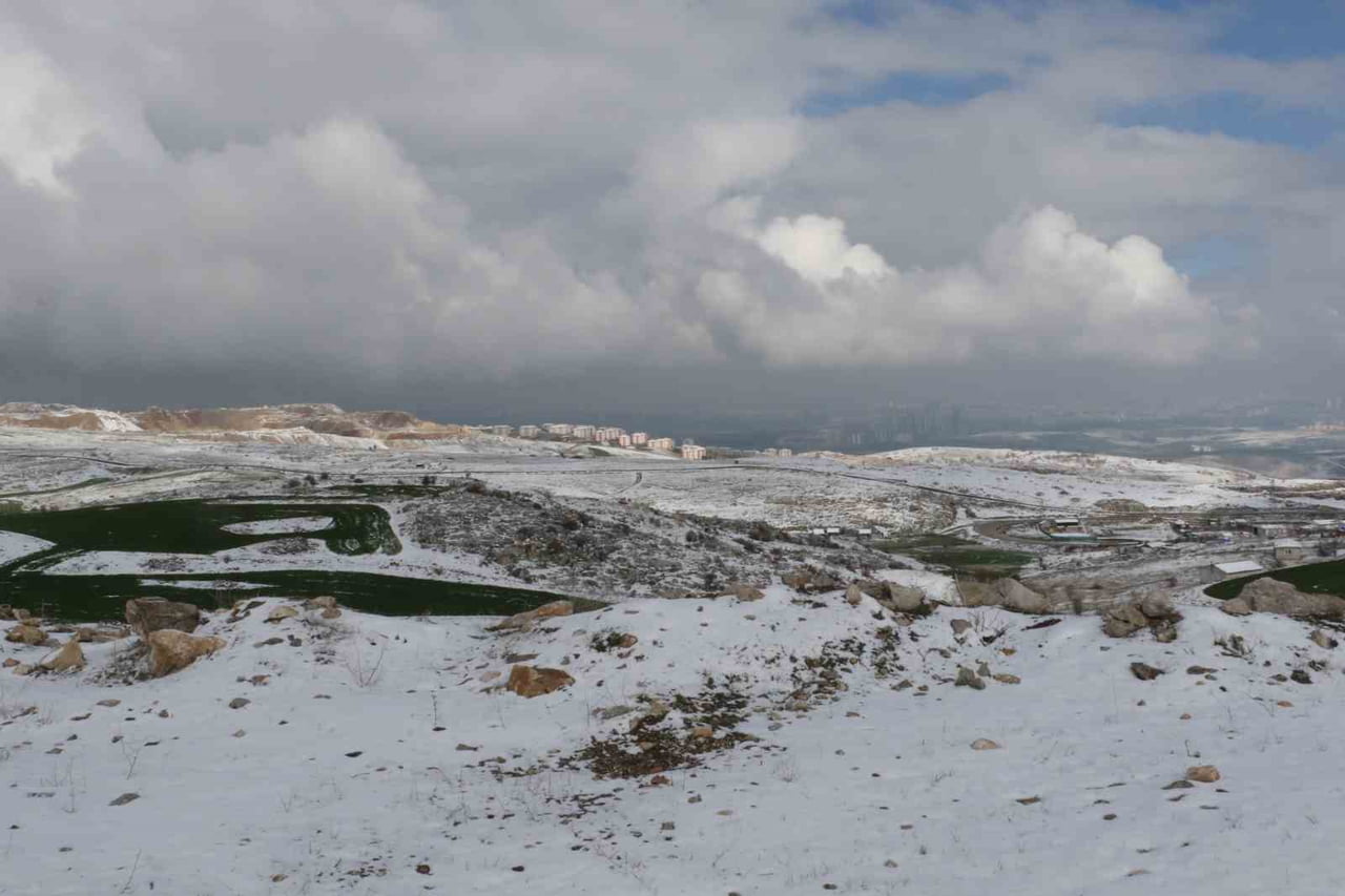 ANKARA’DA SABAH SAATLERİNE YAĞMAYA BAŞLAYAN KAR KENTİ BEYAZA BÜRÜDÜ. YÜKSEK KESİMLERDE ETKİLİ OLAN...
