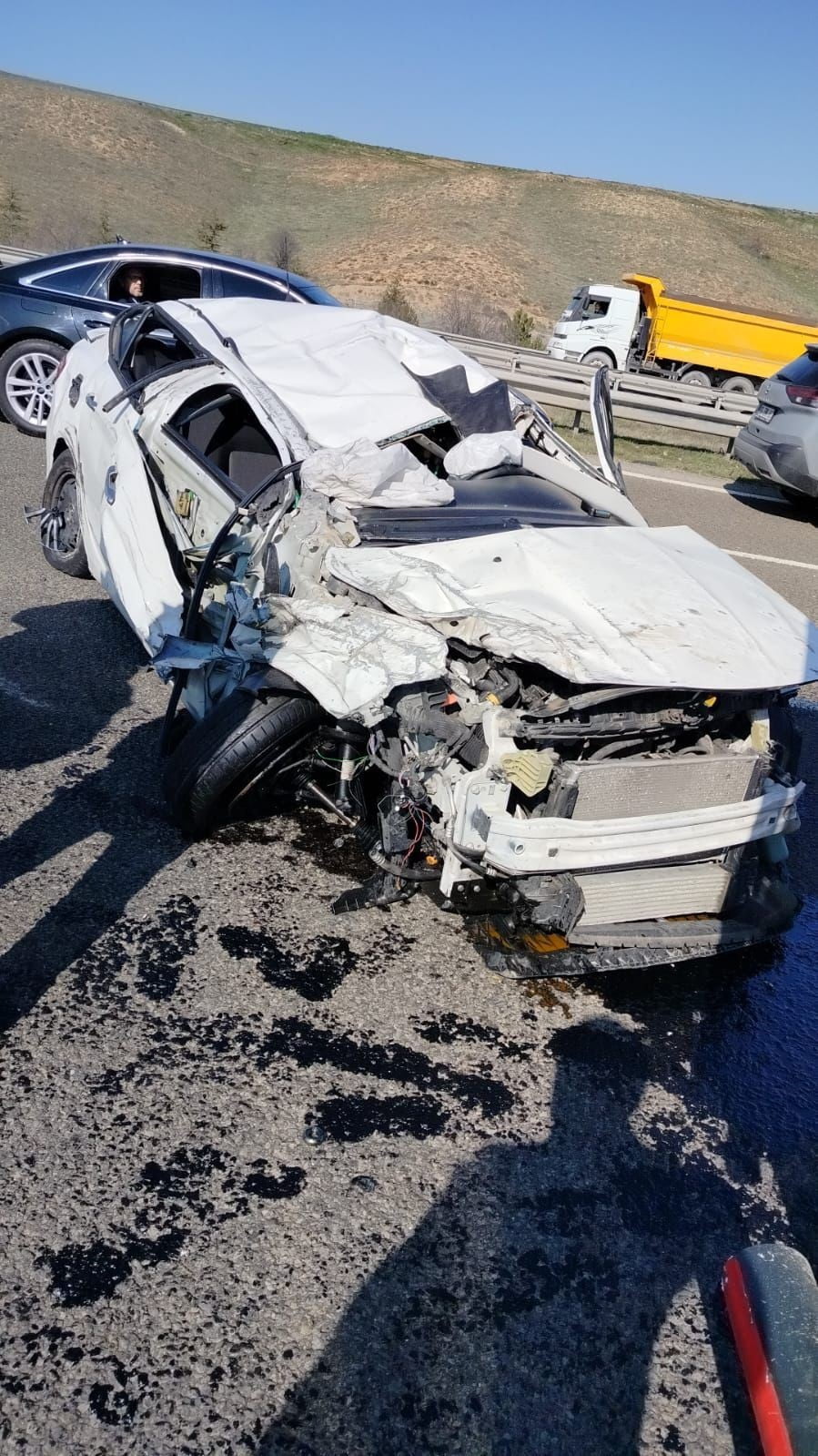 ANKARA’DA, SEYİR HALİNDEKİ OTOMOBİLİN TIRA ARKADAN ÇARPMASI SONUCU 1 KİŞİ AĞIR...