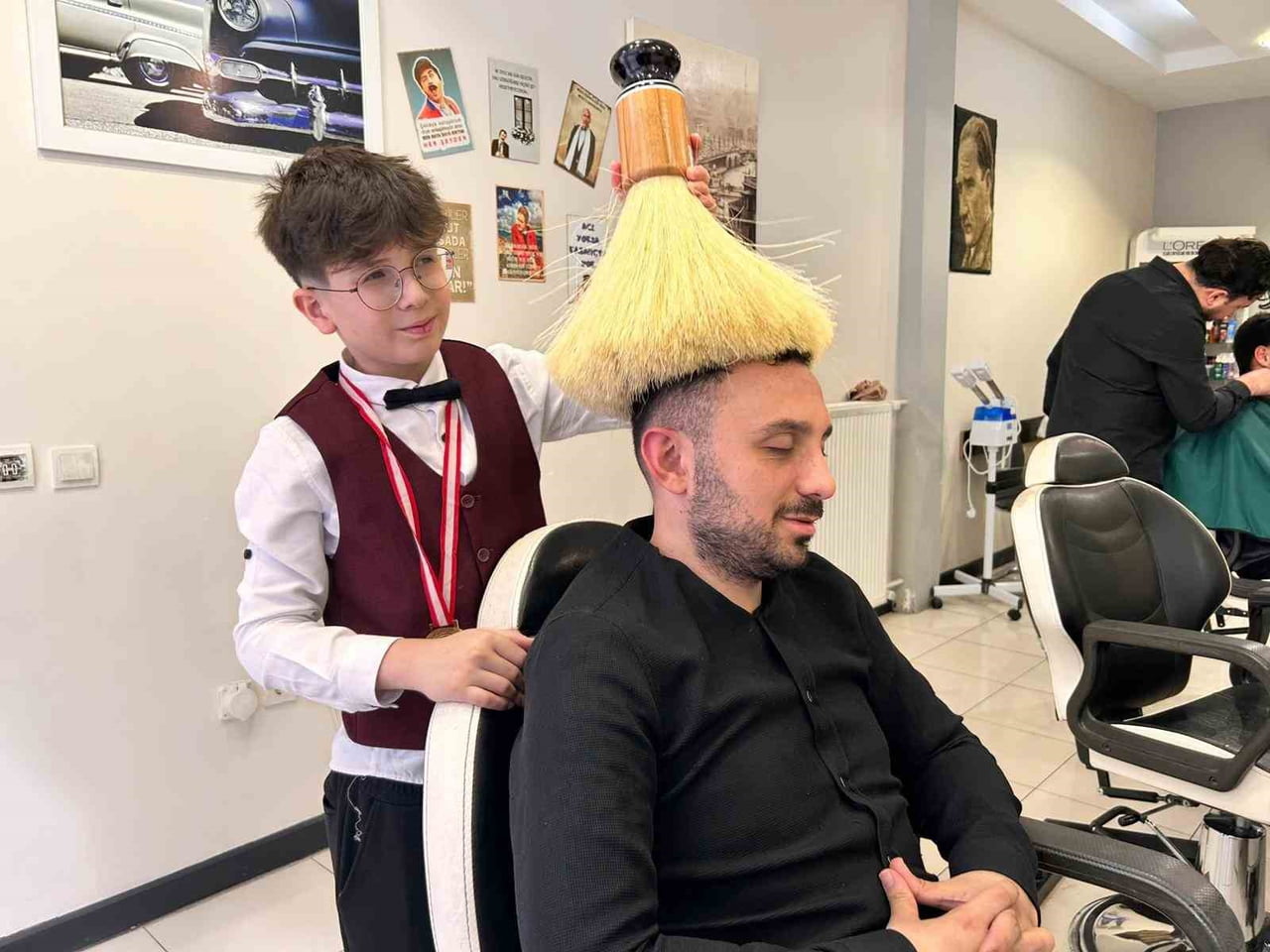 ANKARA’DA YAŞAYAN 13 YAŞINDAKİ ÇINAR AYDOS, BERBERLİK ALANINDAKİ YETENEĞİYLE DİKKAT ÇEKİYOR. BABA...