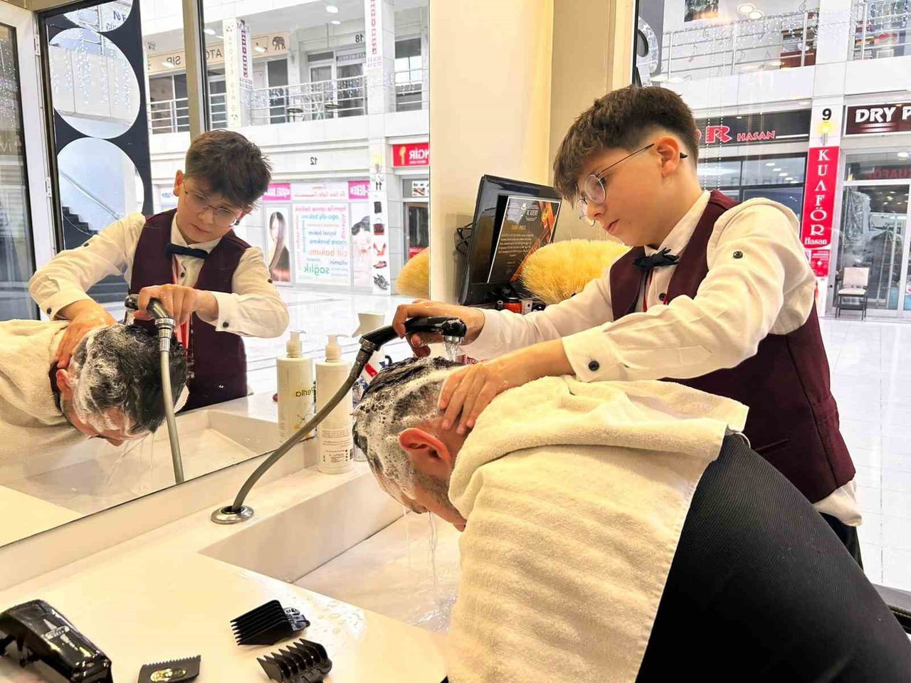 ANKARA’DA YAŞAYAN 13 YAŞINDAKİ ÇINAR AYDOS, KÜÇÜK YAŞTA BAŞLADIĞI BERBERLİKTE ALDIĞI EĞİTİMLER VE...