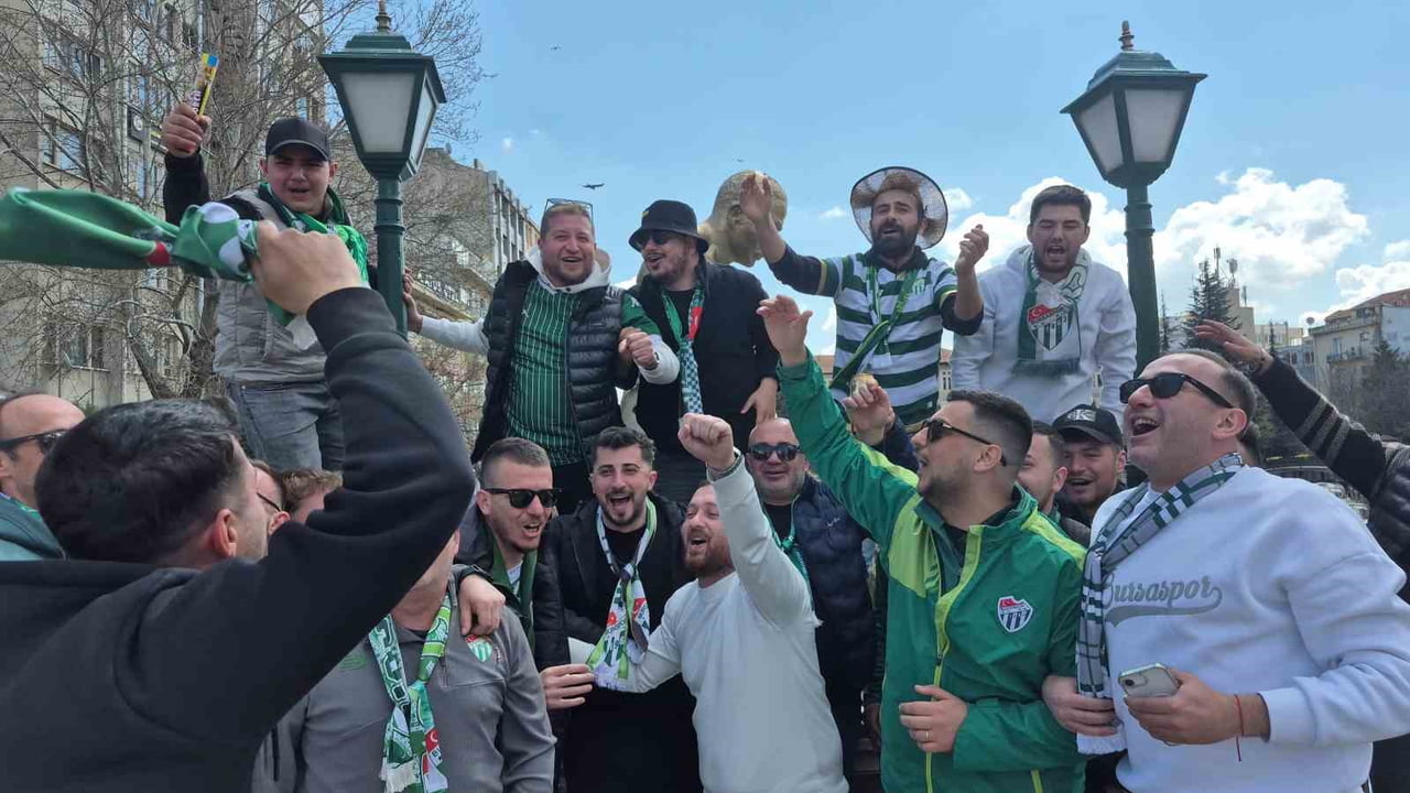 ANKARA DEMİRSPOR İLE OYNAYACAĞI MAÇ İÇİN ESKİŞEHİR'E GELEN BURSASPOR TARAFTARI, KENT MERKEZİNDE...