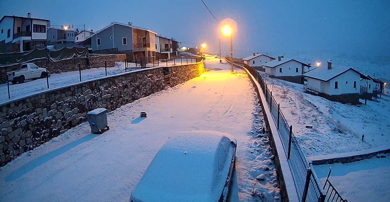 ANKARA’NIN ÇEVRE İLÇELERİNE VE YÜKSEK KESİMLERİNE KAR YAĞDI.