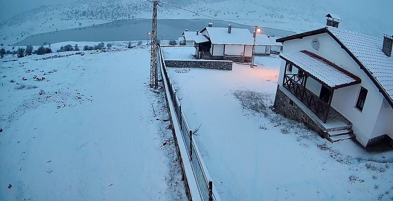 ANKARA’NIN ÇEVRE İLÇELERİNE VE YÜKSEK KESİMLERİNE KAR YAĞDI.