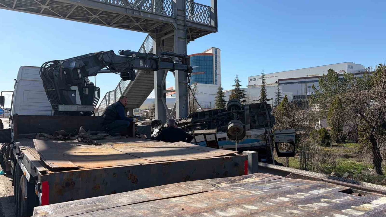 ANKARA’NIN KAHRAMANKAZAN İLÇESİNDE SEYİR HALİNDEKİ ÖZEL HALK OTOBÜSÜ KÖPRÜ DİREĞİNE ÇARPTI. KAZADA...