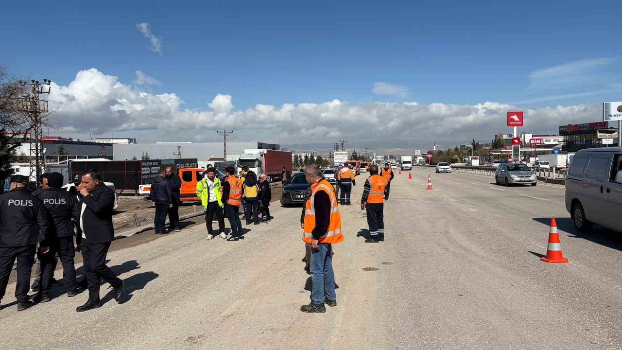 ANKARA’NIN KAHRAMANKAZAN İLÇESİNDE SEYİR HALİNDEKİ ÖZEL HALK OTOBÜSÜ KÖPRÜ DİREĞİNE ÇARPTI. KAZADA...
