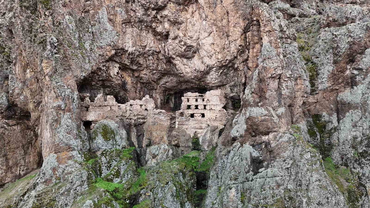 ANKARA’NIN KIZILCAHAMAM İLÇESİNDE BULUNAN ALİCİN MANASTIRI, TRABZON’DAKİ SÜMELA MANASTIRI’NA...