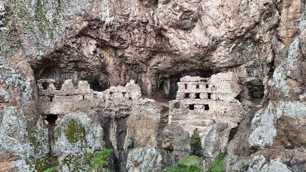 ANKARA’NIN KIZILCAHAMAM İLÇESİNDE BULUNAN ALİCİN MANASTIRI, TRABZON’DAKİ SÜMELA MANASTIRI’NA...