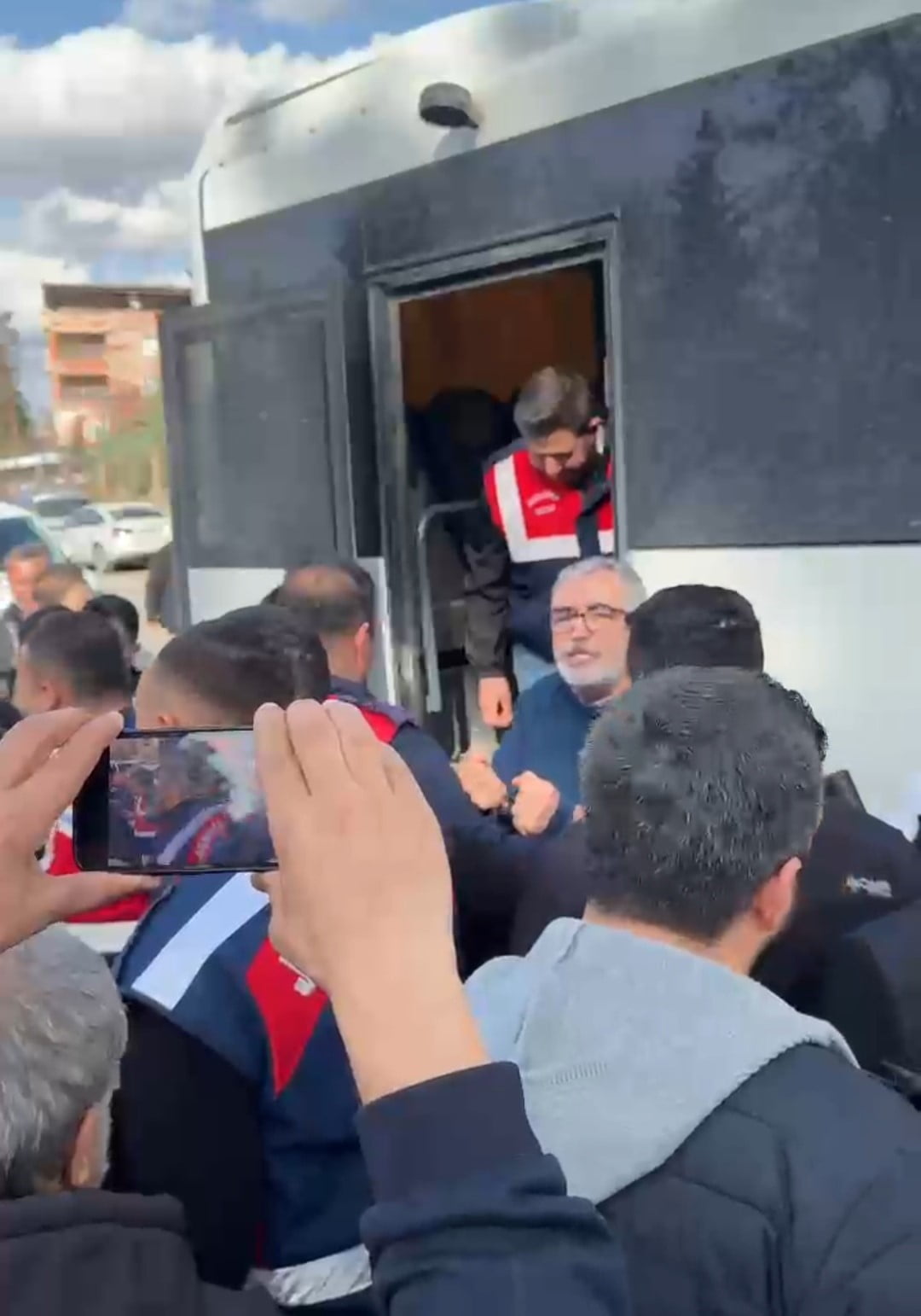 ANNESİNİN VEFAT ETMESİ ÜZERİNE CEZAEVİNDEN TÖREN İÇİN GETİRİLDİĞİ SİİRT'TE "JET FADIL" OLARAK...