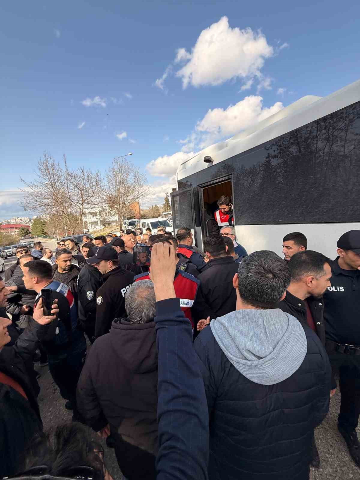 ANNESİNİN VEFAT ETMESİ ÜZERİNE CEZAEVİNDEN TÖREN İÇİN GETİRİLDİĞİ SİİRT'TE "JET FADIL" OLARAK...