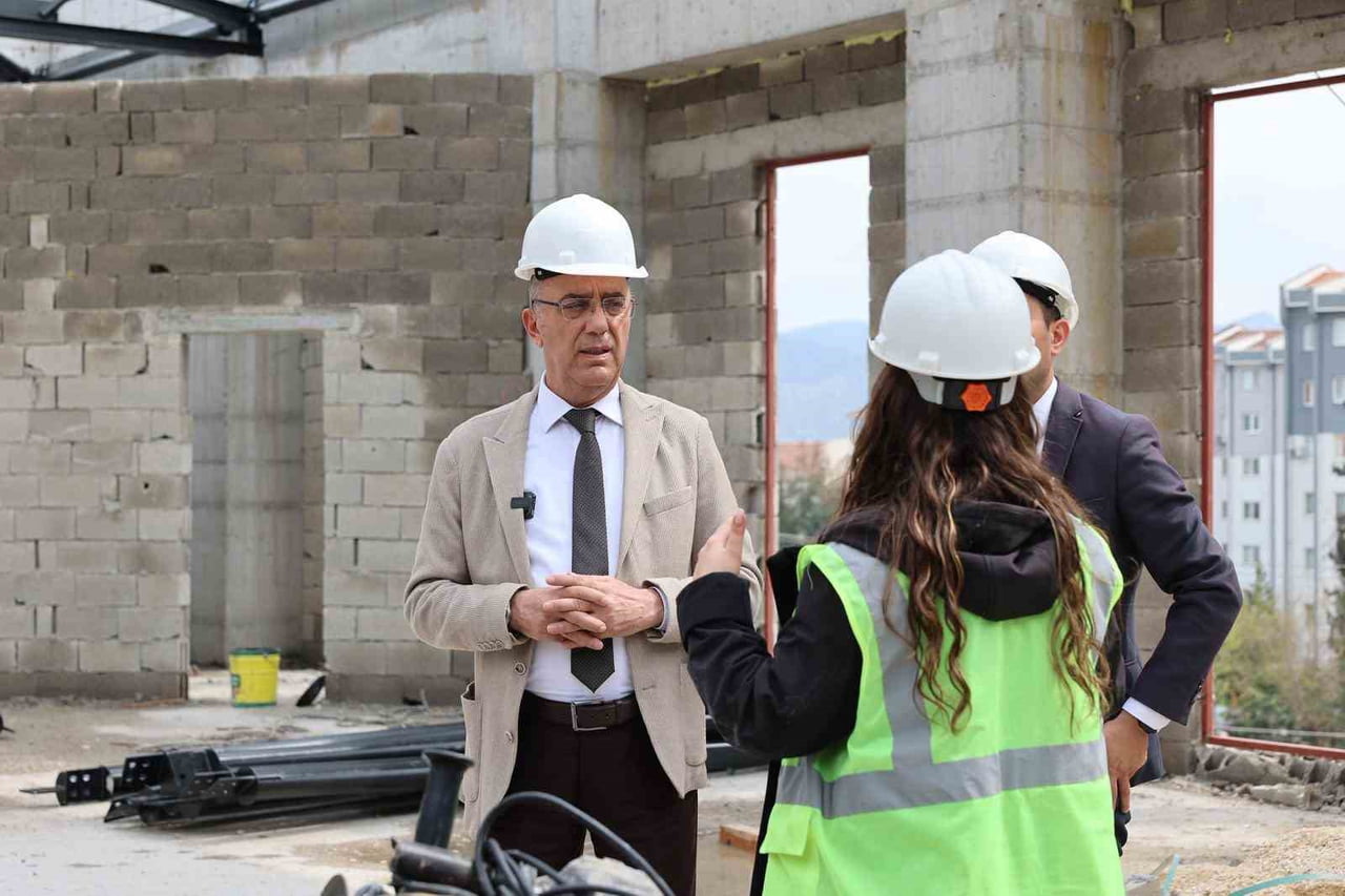 ANTAKYA BELEDİYE BAŞKANI İBRAHİM NACİ YAPAR, AKASYA MAHALLESİ’NDE YAPIMI DEVAM EDEN ÇOK AMAÇLI...