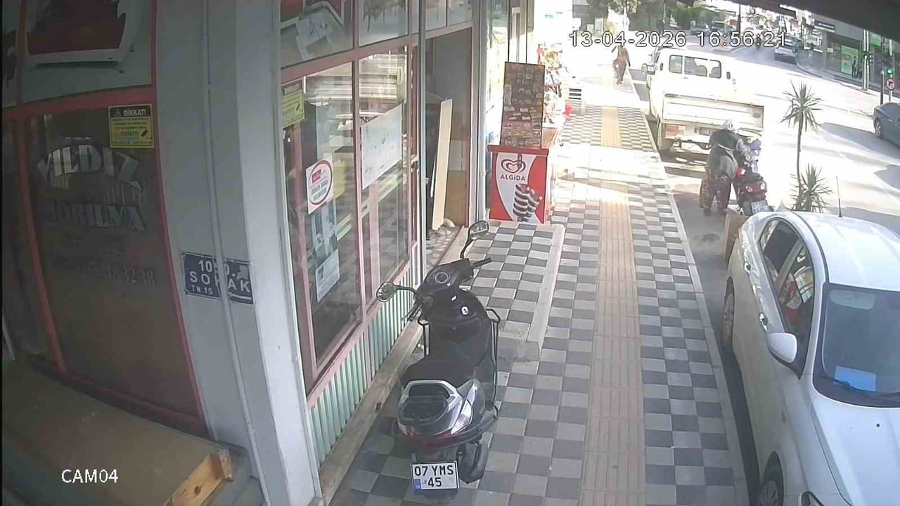 ANTALYA'DA BİR BÜFE ÖNÜNDE GERÇEKLEŞEN OLAYDA, PARK HALİNDEKİ MOTOSİKLET BİR KADIN TARAFINDAN...