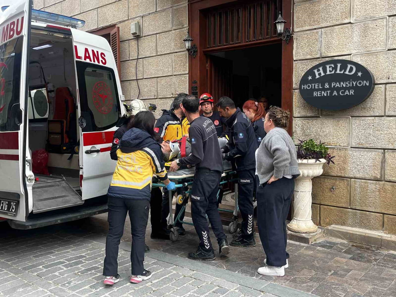 ANTALYA'DA BİR OTELİN PERSONEL MUTFAĞINDA ÇALIŞTIĞI SIRADA DENGESİNİ KAYBEDEREK DEPOYA DÜŞEN...