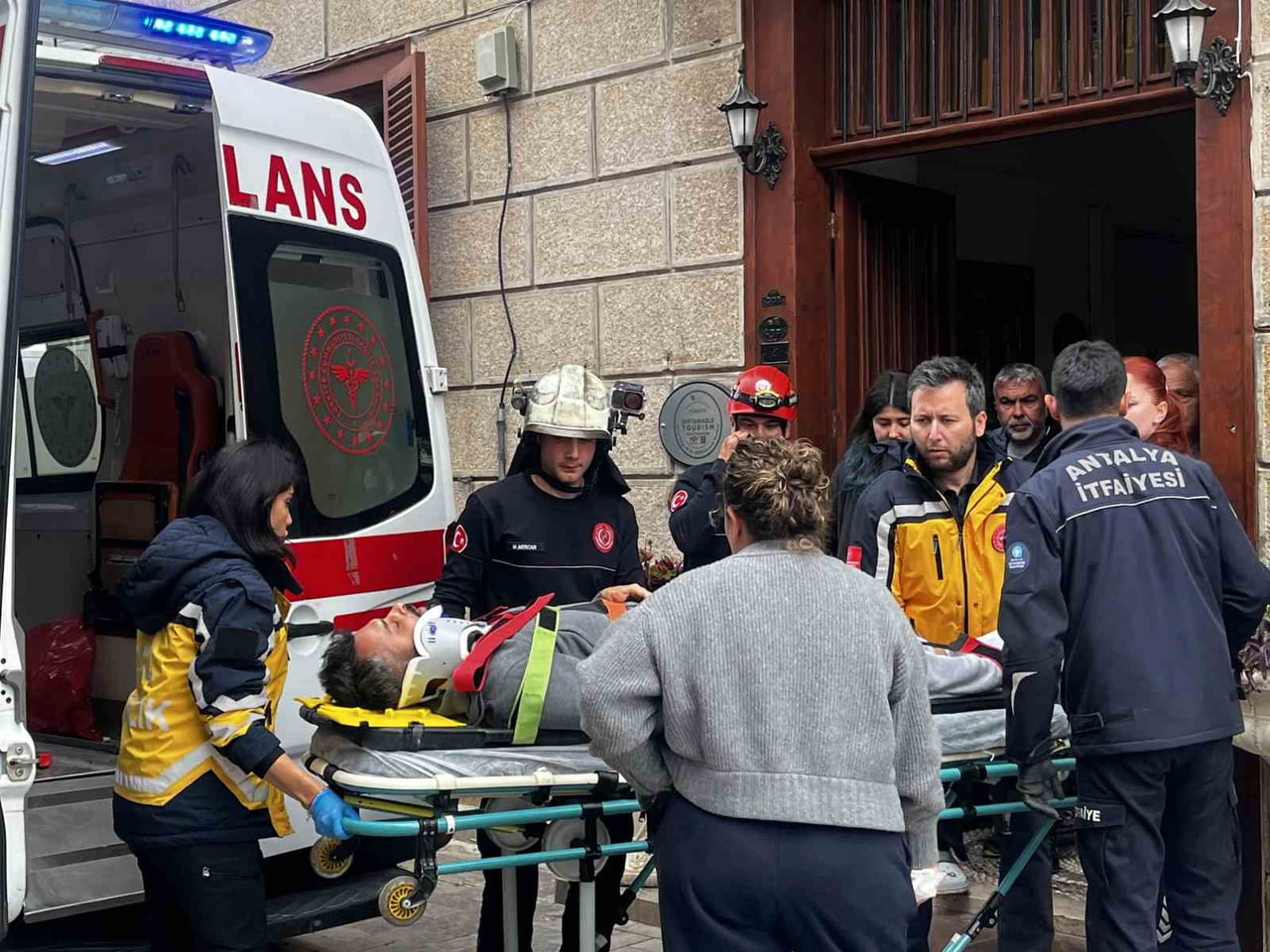 ANTALYA'DA BİR OTELİN PERSONEL MUTFAĞINDA ÇALIŞTIĞI SIRADA DENGESİNİ KAYBEDEREK DEPOYA DÜŞEN...