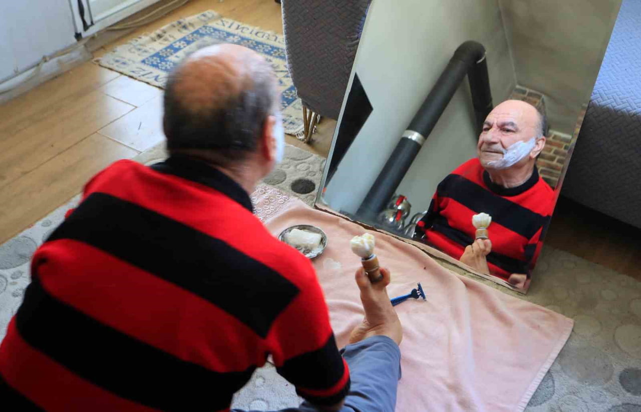 ANTALYA'DA DOĞUŞTAN ELLERİ OLMAYAN 69 YAŞINDAKİ 2 ÇOCUK BABASI MEHMET TEMEL, AYAKLARINI ADETA EL...