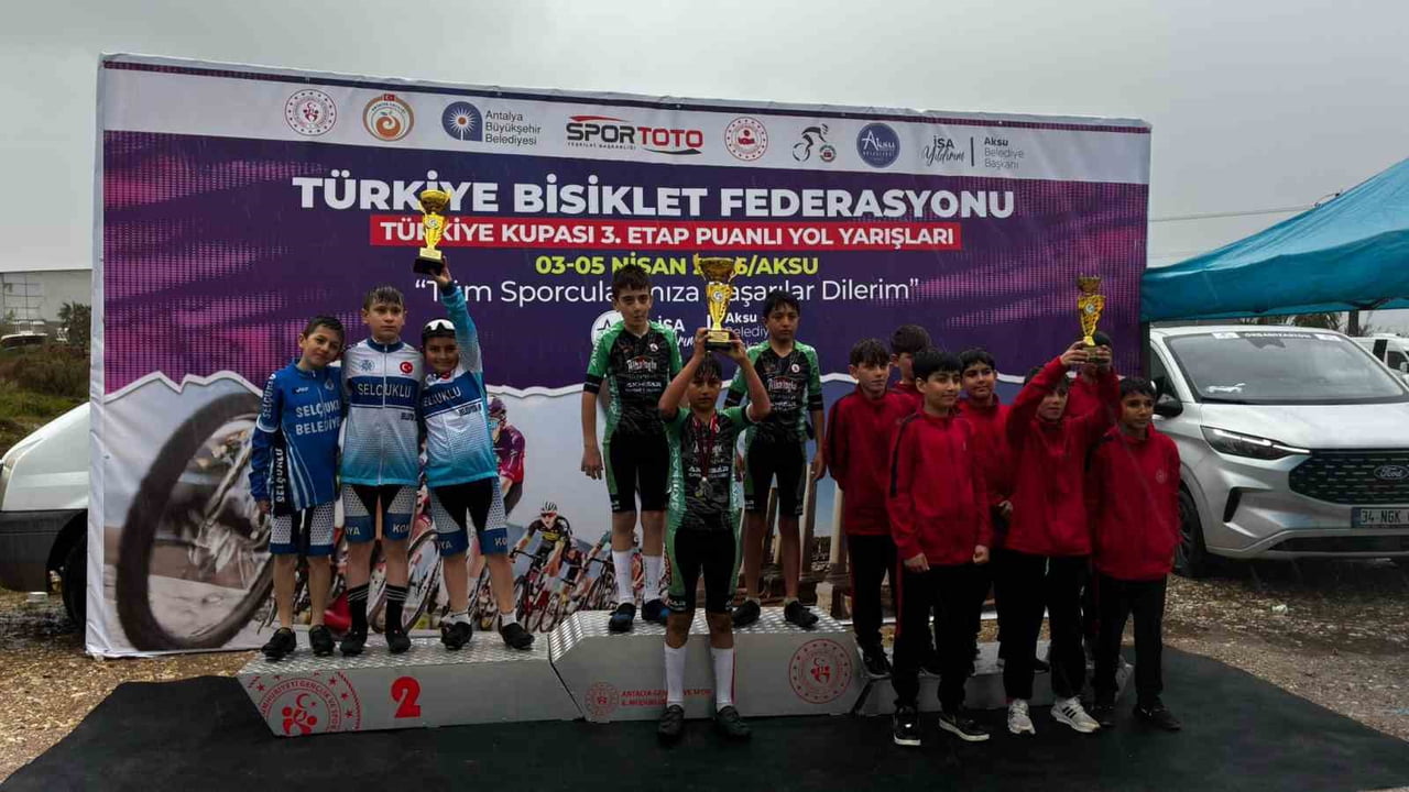 ANTALYA'DA DÜZENLENEN TÜRKİYE KUPASI 3. ETAP PYY BİSİKLET YOL YARIŞLARI'NDA AKHİSAR İLÇE SK...