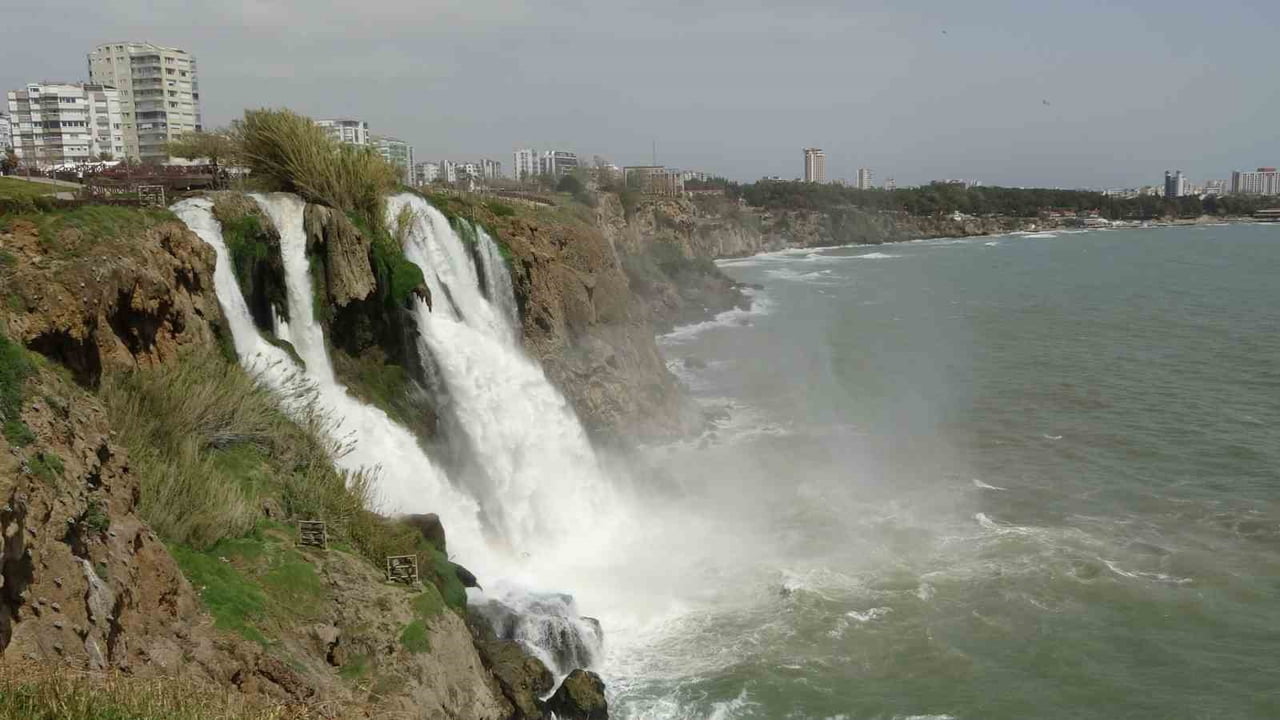 ANTALYA'DA ETKİLİ OLAN SAĞANAK YAĞIŞIN ARDINDAN DÜNYACA ÜNLÜ DÜDEN ŞELALESİ'NDEN DENİZE DÖKÜLEN...