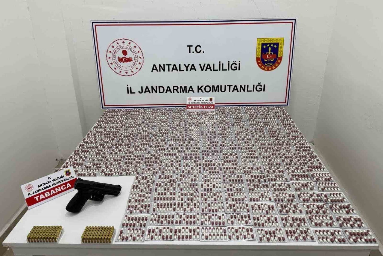 ANTALYA'DA JANDARMA EKİPLERİ TARAFINDAN GERÇEKLEŞTİRİLEN OPERASYONDA BİN 298 ADET UYUŞTURUCU HAP...