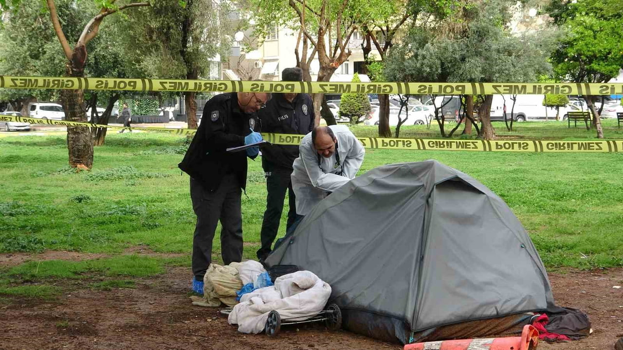 ANTALYA'DA PARK İÇERİSİNE KURDUĞU ÇADIRDA YAŞAYAN 52 YAŞINDAKİ ADAM ÖLÜ BULUNDU.