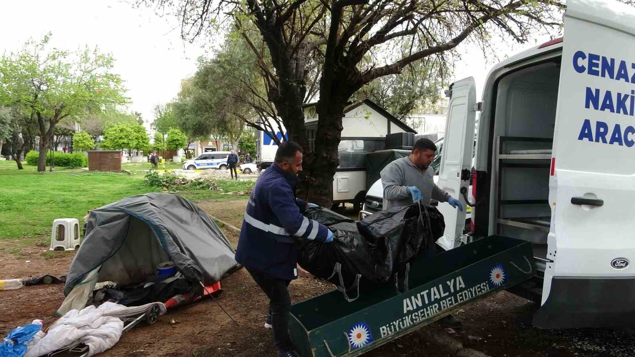 ANTALYA'DA PARK İÇERİSİNE KURDUĞU ÇADIRDA YAŞAYAN 52 YAŞINDAKİ ADAM ÖLÜ BULUNDU.