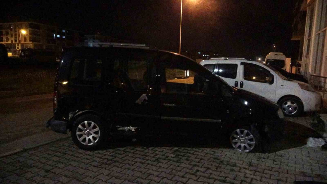 ANTALYA'DA POLİS OTOSU İLE ÇARPIŞTIKTAN SONRA PATLAK LASTİKLERLE OLAY YERİNDEN KAÇAN ARAÇ, BİR...