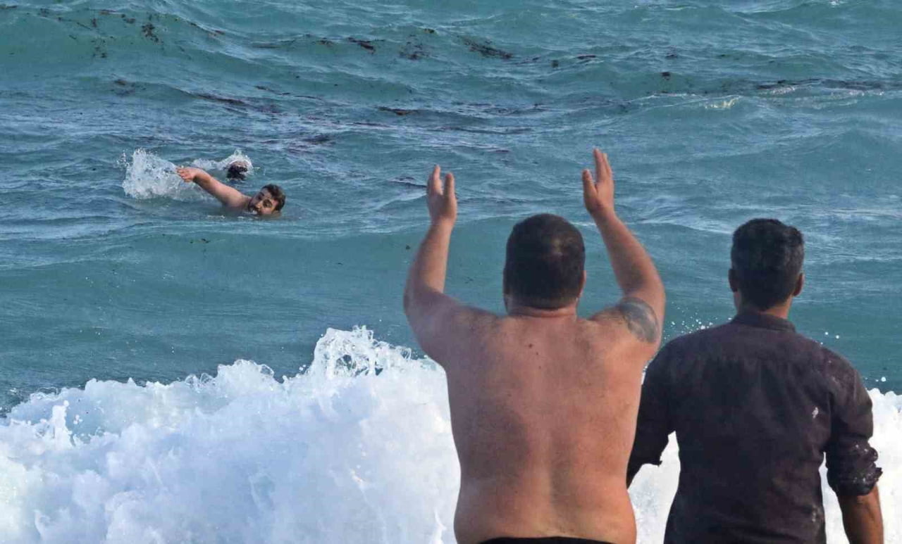 ANTALYA'DA RÜZGARLI HAVADA DENİZE GİREN ÜÇ GENÇTEN İKİ KARDEŞ BOĞULMAKTAN SON ANDA KURTULURKEN, 26...