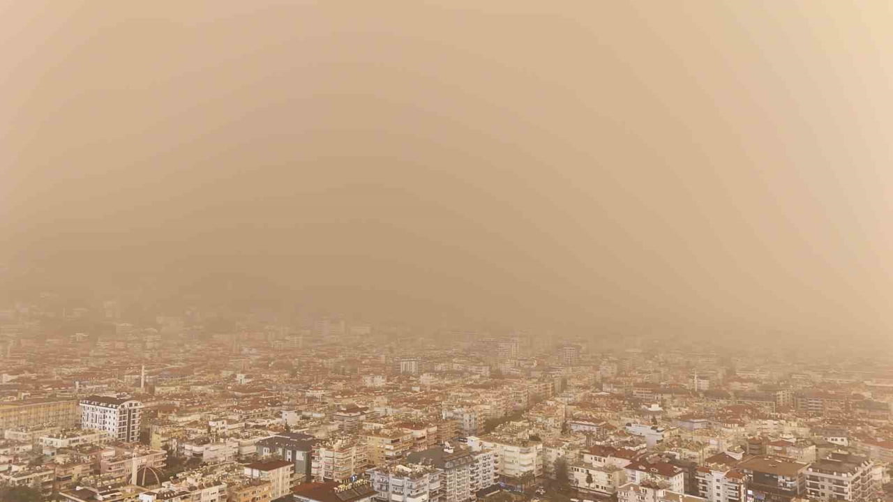 ANTALYA'DA SAHRA ÇÖLÜ ÜZERİNDEN GELEN TOZ TAŞINIMI SABAH SAATLERİNDE ETKİSİNİ GÖSTERDİ.