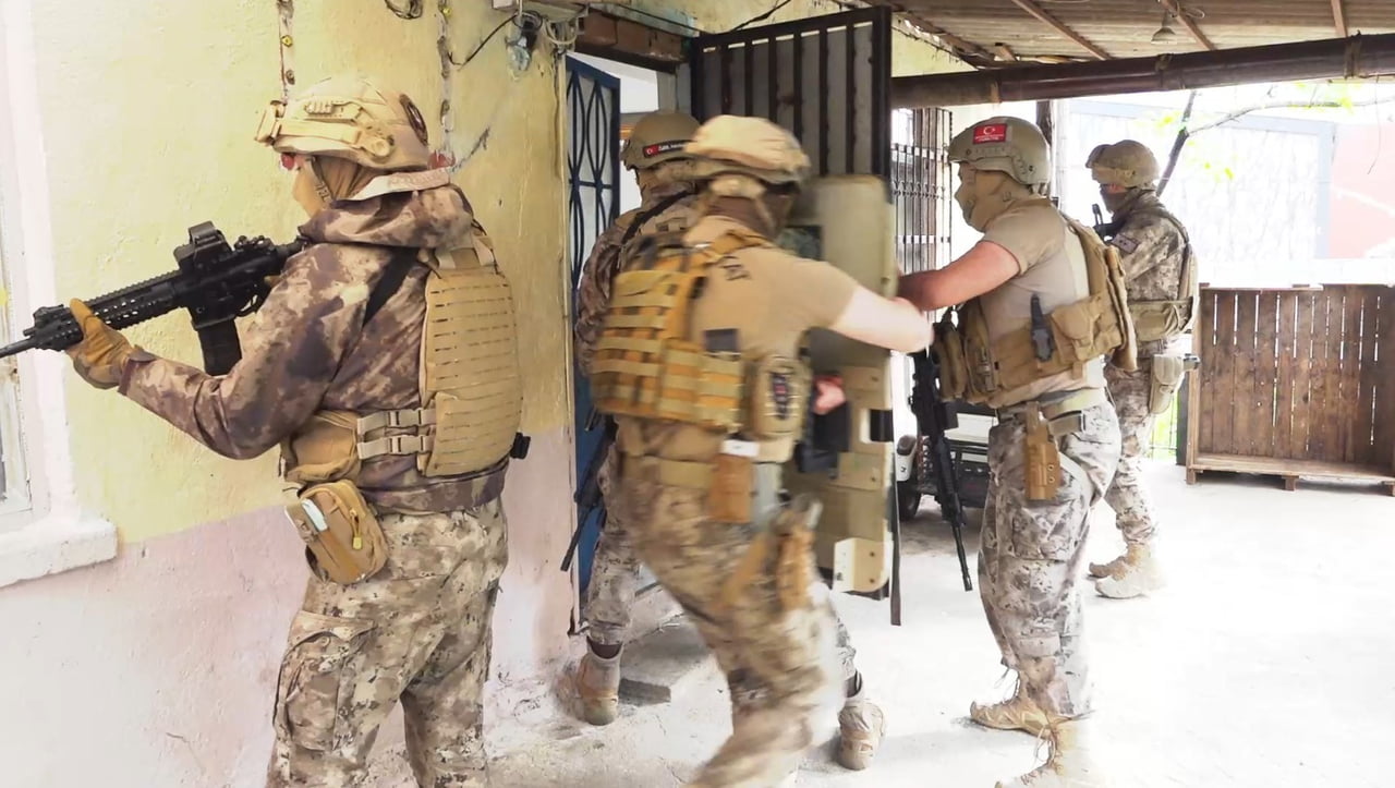 ANTALYA'DA UYUŞTURUCUYLA MÜCADELE KAPSAMINDA DÜZENLENEN OPERASYONDA 22 ŞÜPHELİ TUTUKLANARAK...