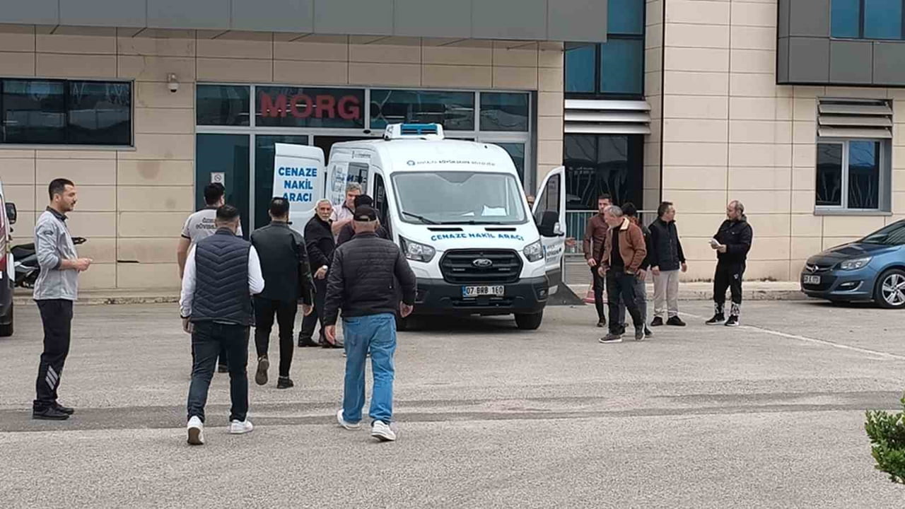 ANTALYA'NIN FİNİKE İLE KUMLUCA İLÇELERİNİ BİRBİRİNE BAĞLAYAN KARAYOLUNDA İKİ ARACIN KARIŞTIĞI...