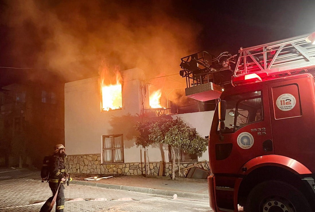 ANTALYA'NIN GAZİPAŞA İLÇESİ GEÇTİĞİMİZ GÜNLERDE ÇIKAN İKİ KATLI BİR EVİN ÜST KATINDA ÇIKAN VE 2...