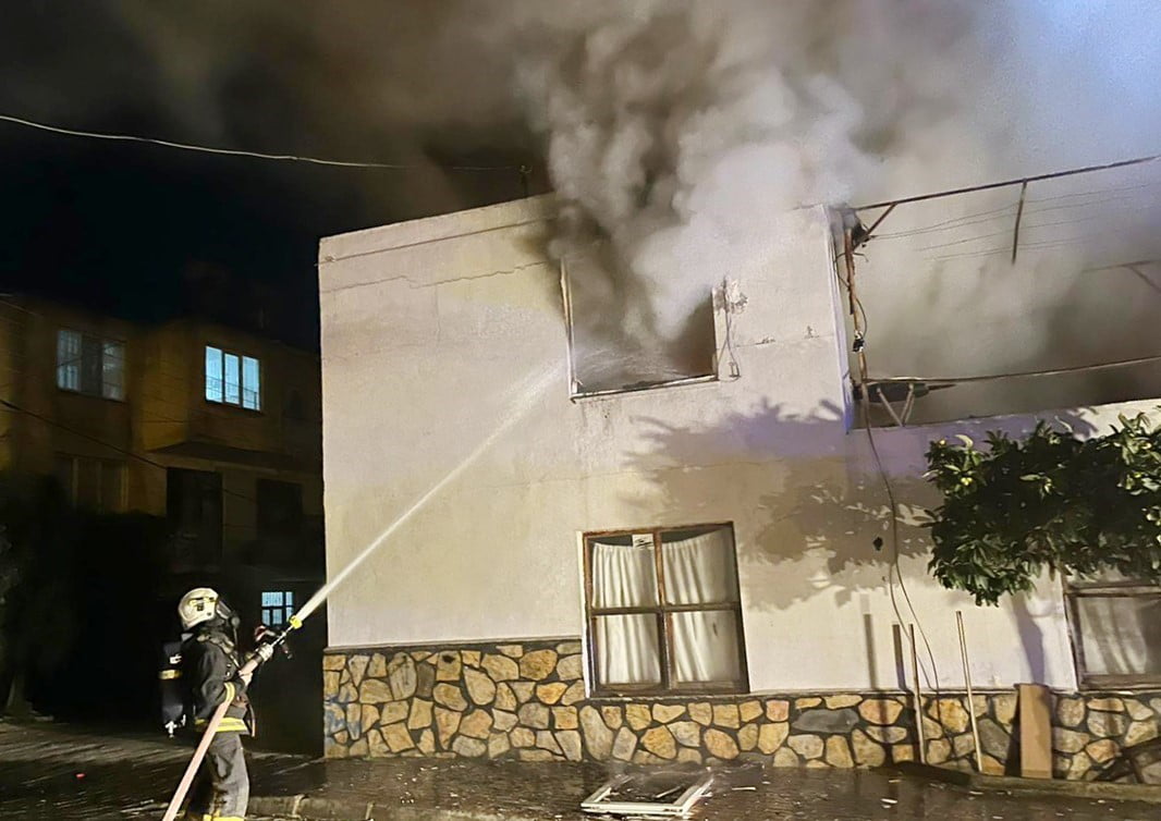 ANTALYA'NIN GAZİPAŞA İLÇESİ GEÇTİĞİMİZ GÜNLERDE ÇIKAN İKİ KATLI BİR EVİN ÜST KATINDA ÇIKAN VE 2...