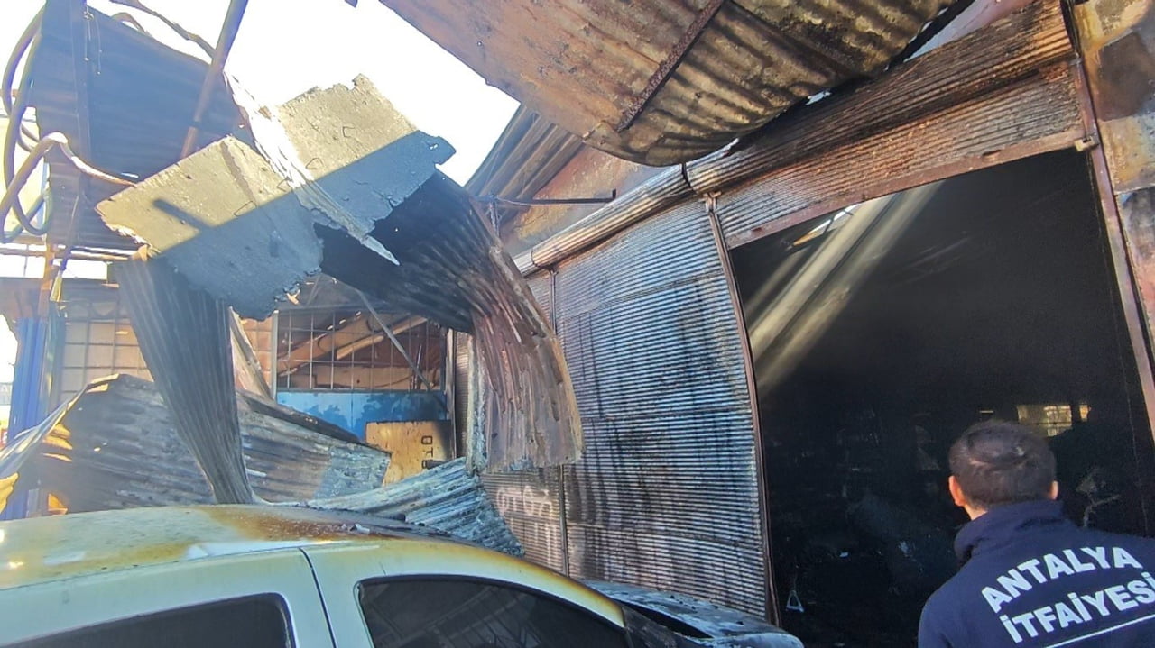 ANTALYA'NIN KEPEZ İLÇESİNDE SAHİBİNİN YAKLAŞIK 15 GÜN ÖNCE TAŞINDIĞI MOTOSİKLET TAMİRHANESİNDE...