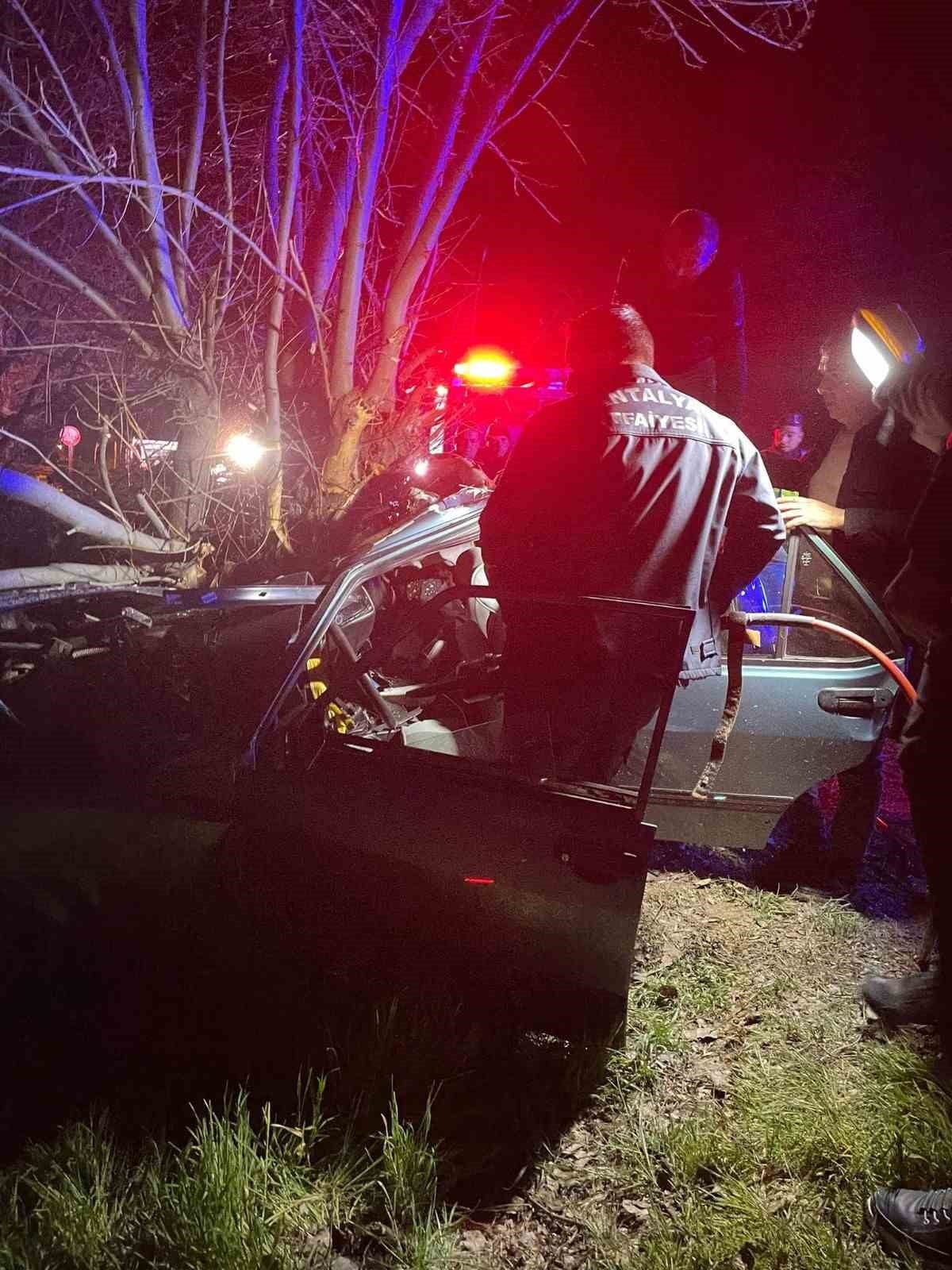 ANTALYA'NIN KORKUTELİ İLÇESİNDE MEYDANA GELEN TRAFİK KAZASINDA 3 KİŞİ HAYATINI KAYBETTİ.