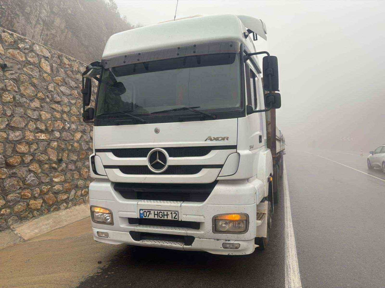 ANTALYA'NIN MANAVGAT İLÇESİ BEYDİĞİN MAHALLESİ'NDE SEYİR HALİNDEKİ OTOMOBİLİN TIR DORSESİNE...