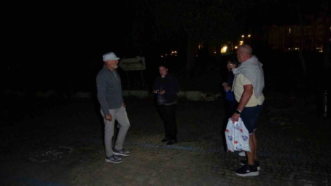 ANTALYA'NIN MANAVGAT İLÇESİ TİTREYENGÖL ÇEVRESİNDE AYDINLATMALARIN ÇALIŞMAMASI, TURİSTLERİ ZOR...