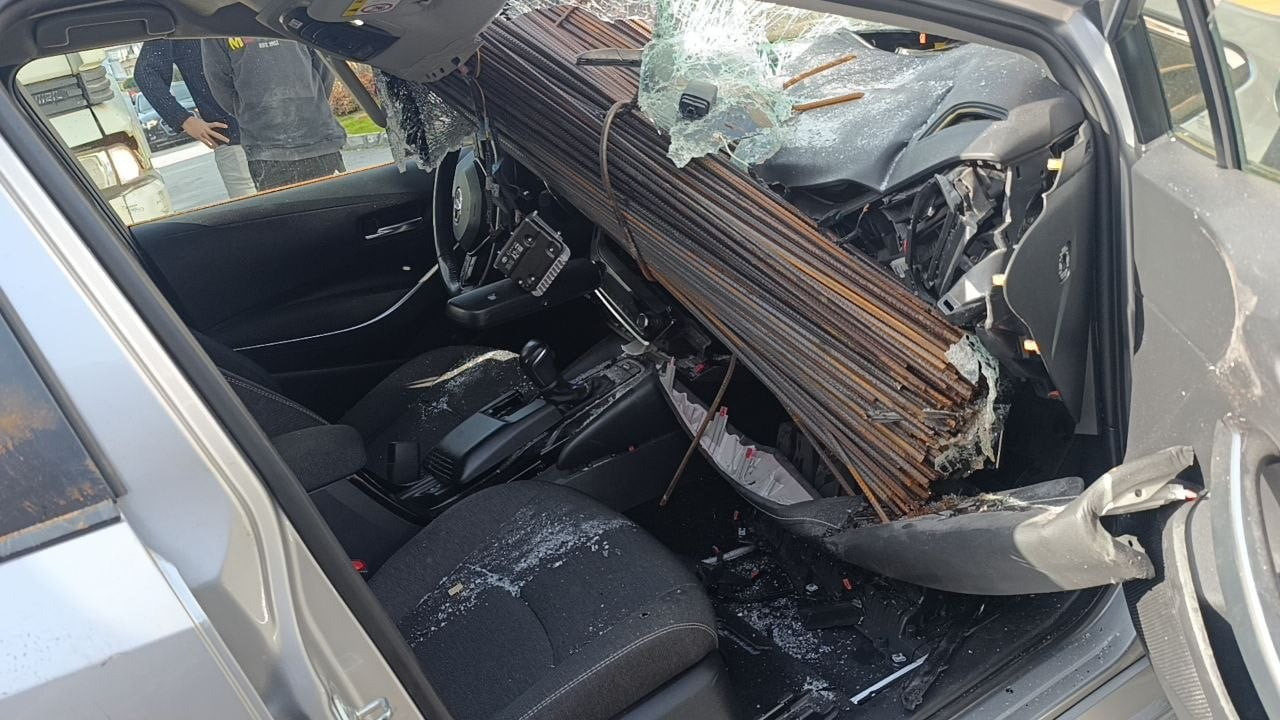 ANTALYA'NIN MANAVGAT İLÇESİNDE ÇEKİCİ ÜZERİNDEKİ İNŞAAT DEMİRLERİNİN OTOMOBİLİN ÖN CAMINDAN İÇERİ...