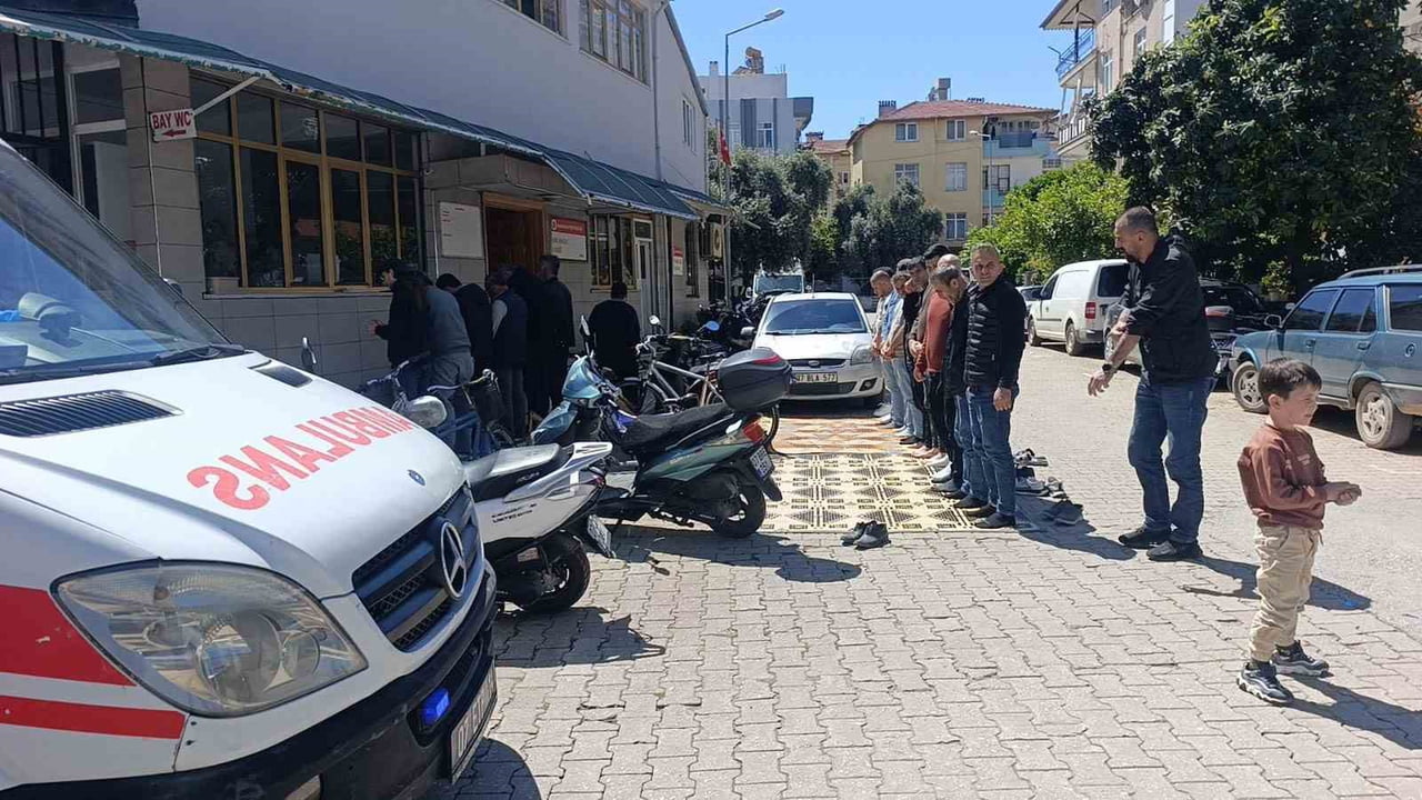ANTALYA'NIN MANAVGAT İLÇESİNDE  MOTOSİKLETİN OTOMOBİLE YANDAN ÇARPMASI SONUCU MEYDANA GELEN KAZADA...