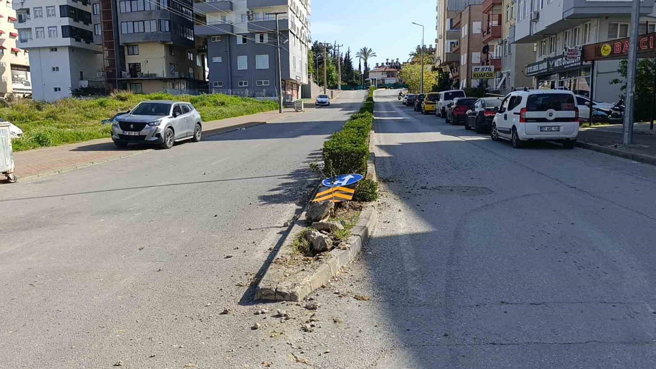 ANTALYA'NIN MANAVGAT İLÇESİNDE OTOMOBİLİN HAFİF TİCARİ ARACA ÇARPMASI SONUCU MEYDANA GELEN KAZADA...