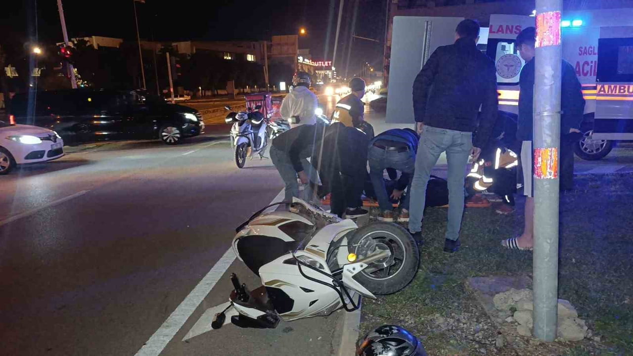 ANTALYA'NIN MANAVGAT İLÇESİNDE OTOMOBİLİN MOTOSİKLET İLE ÇARPIŞMASI SONUCU MEYDANA GELEN TRAFİK...